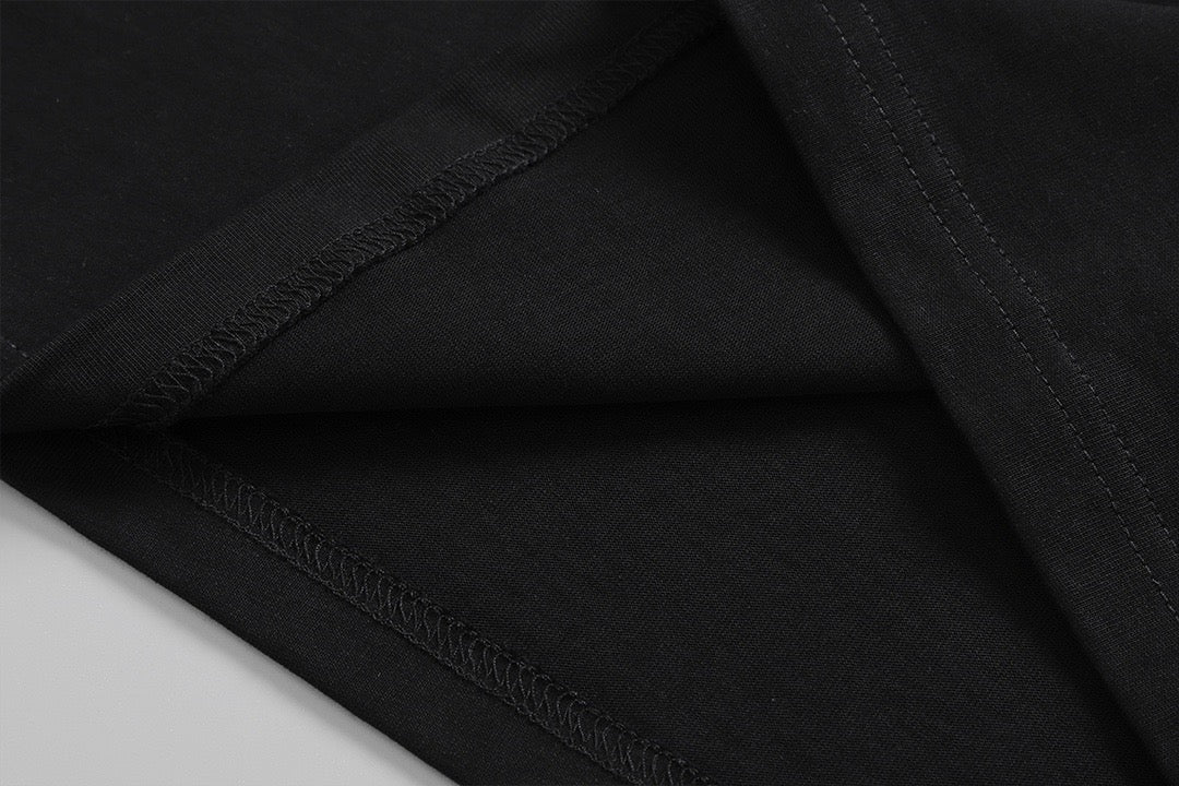 Schwarz-weißes T-Shirt