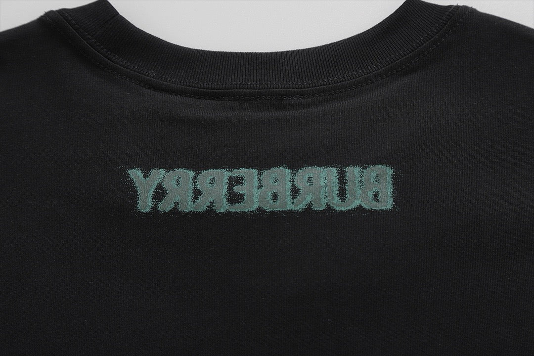 Schwarz-weißes T-Shirt