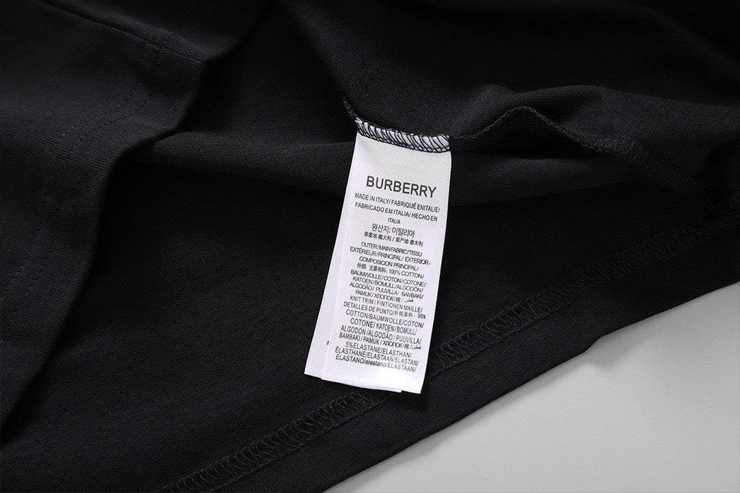 Schwarz-weißes T-Shirt