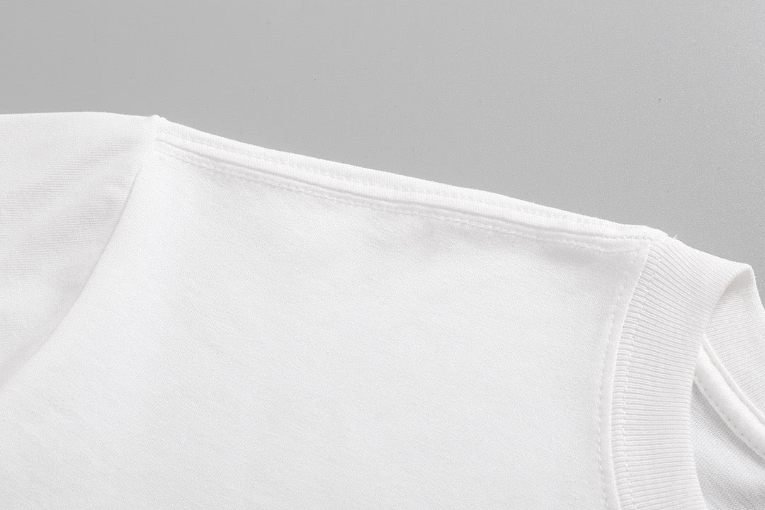 Schwarz-weißes T-Shirt