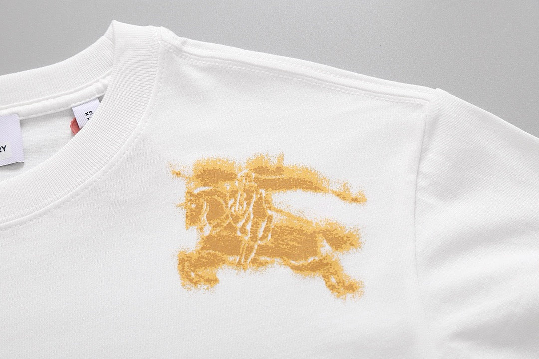 Schwarz-weißes T-Shirt