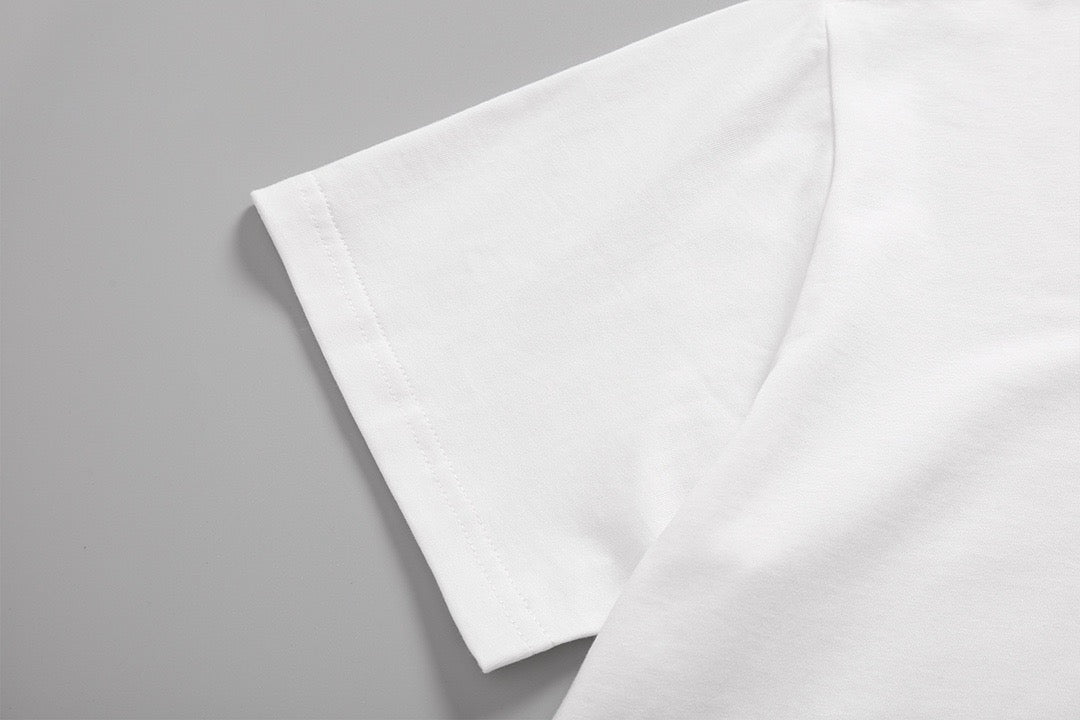 Schwarz-weißes T-Shirt