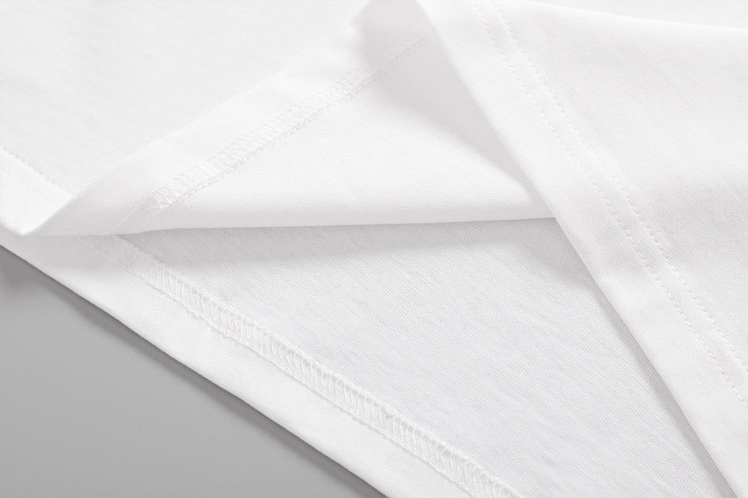 Schwarz-weißes T-Shirt