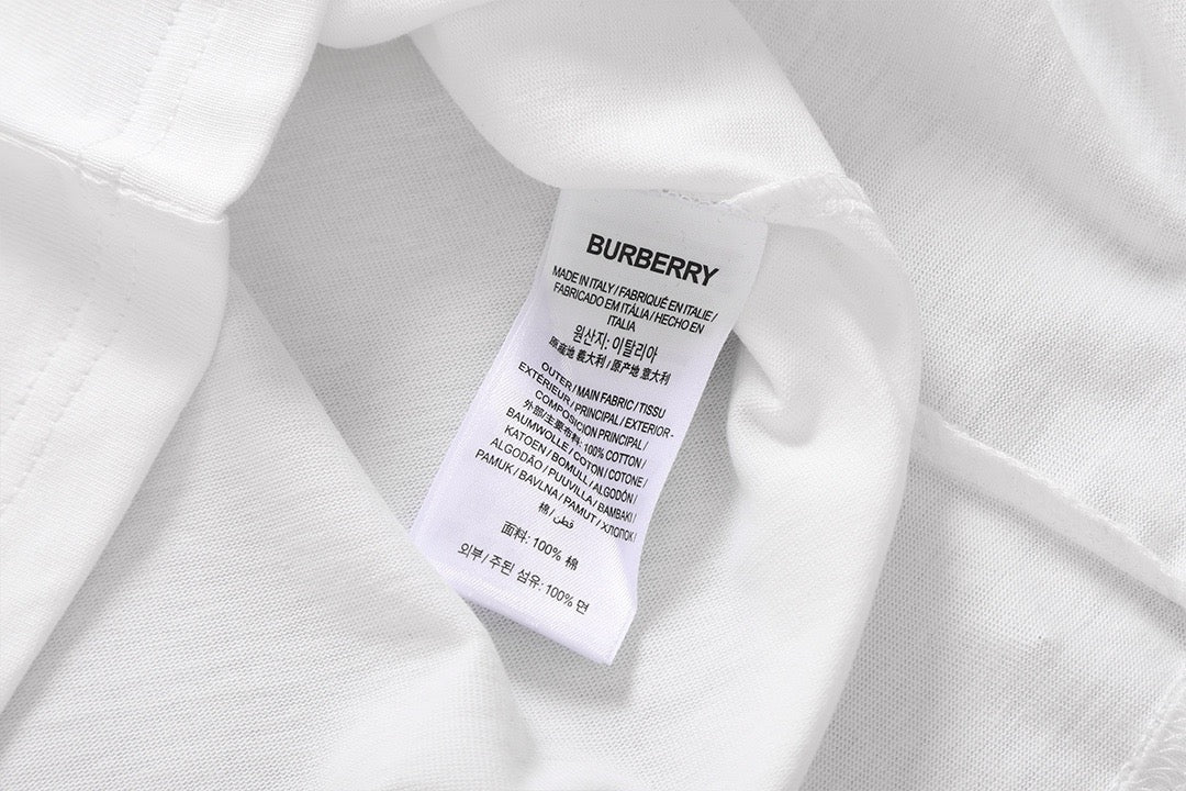 Schwarz-weißes T-Shirt