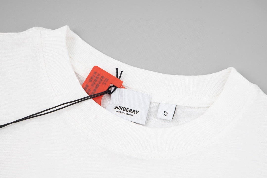 Schwarz-weißes T-Shirt