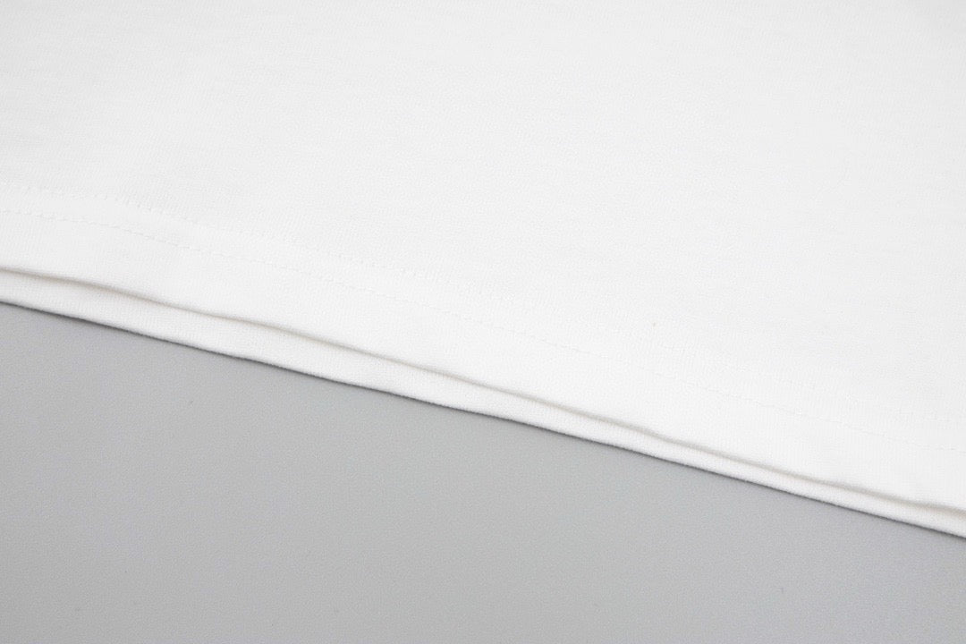 Schwarz-weißes T-Shirt