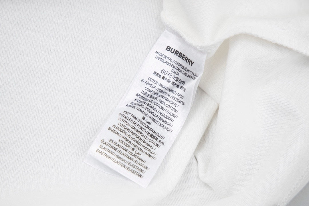 Schwarz-weißes T-Shirt