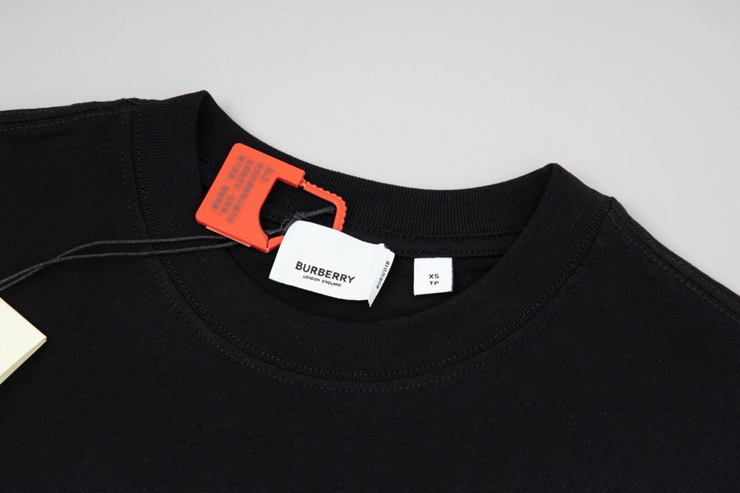 Schwarz-weißes T-Shirt