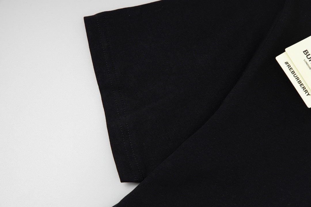 Schwarz-weißes T-Shirt