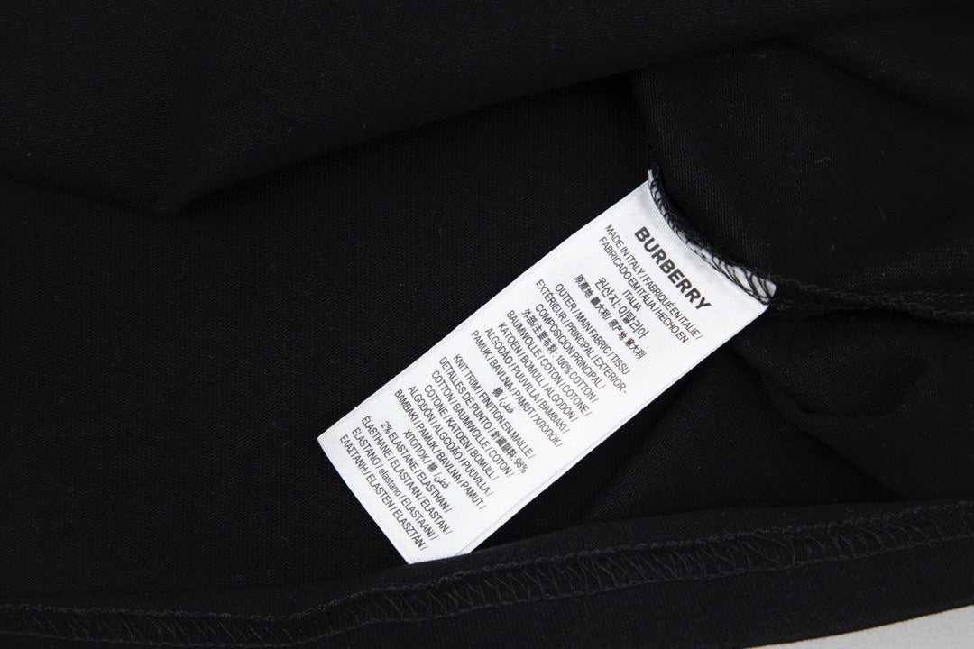 Schwarz-weißes T-Shirt