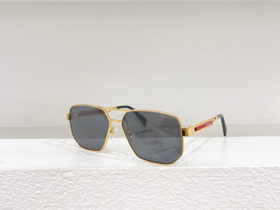 نظارة شمسية باللون الأسود والبني والأزرق