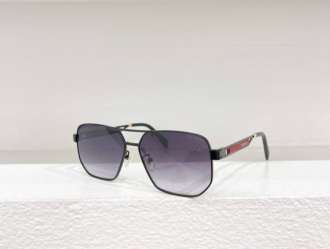 نظارة شمسية باللون الأسود والبني والأزرق