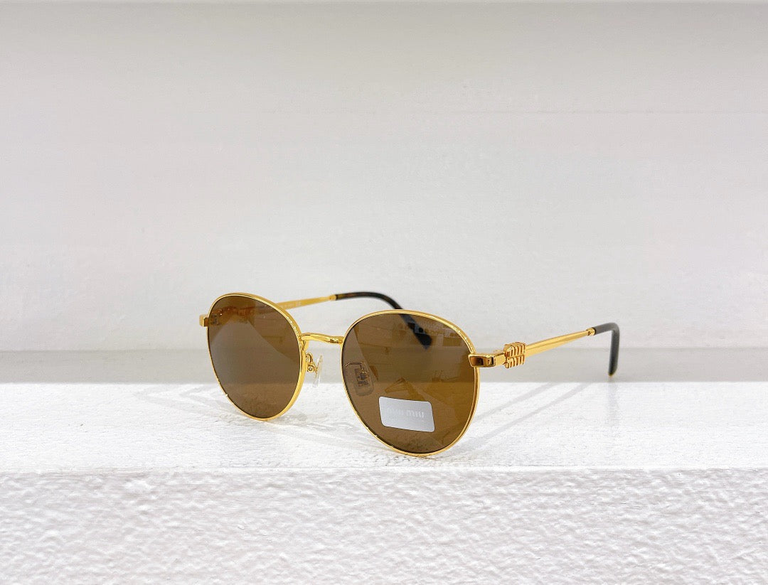 Grüne, schwarze und braune Sonnenbrille