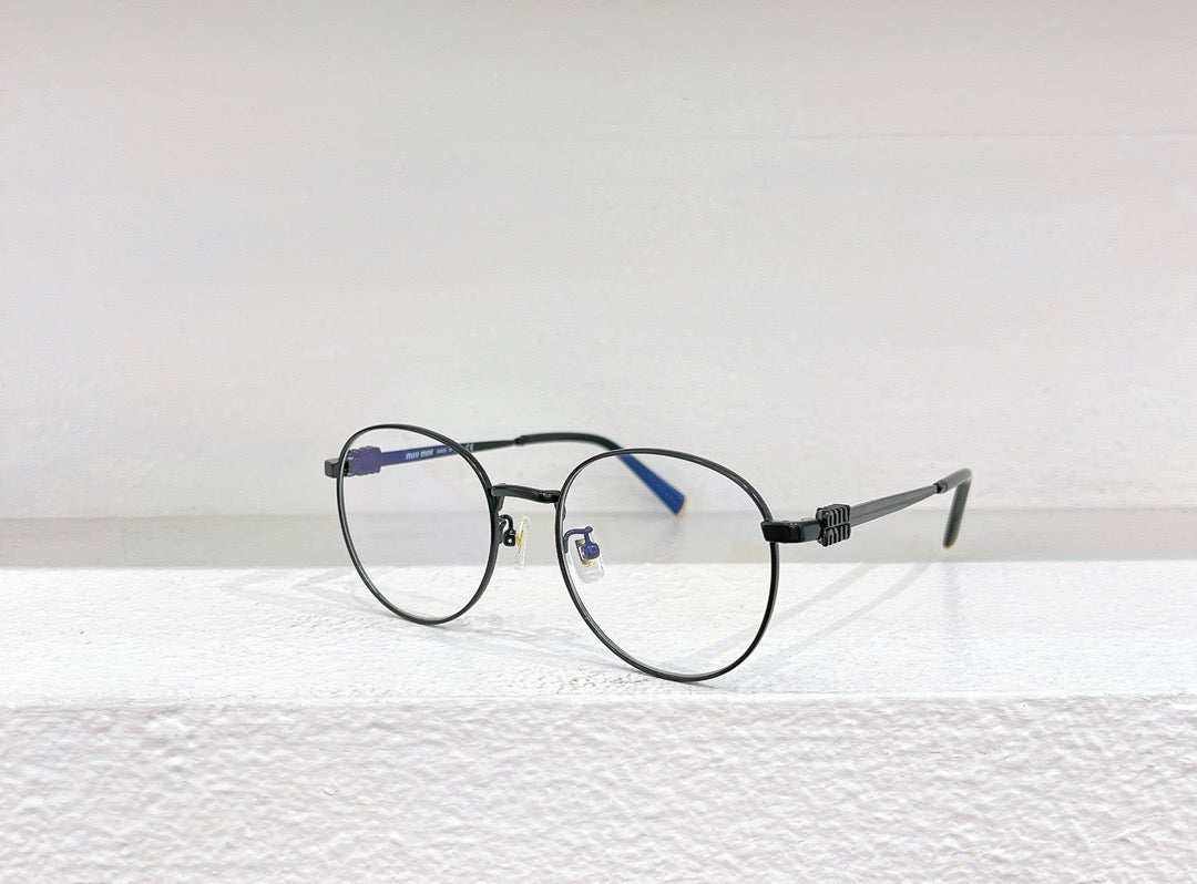 Grüne, schwarze und braune Sonnenbrille