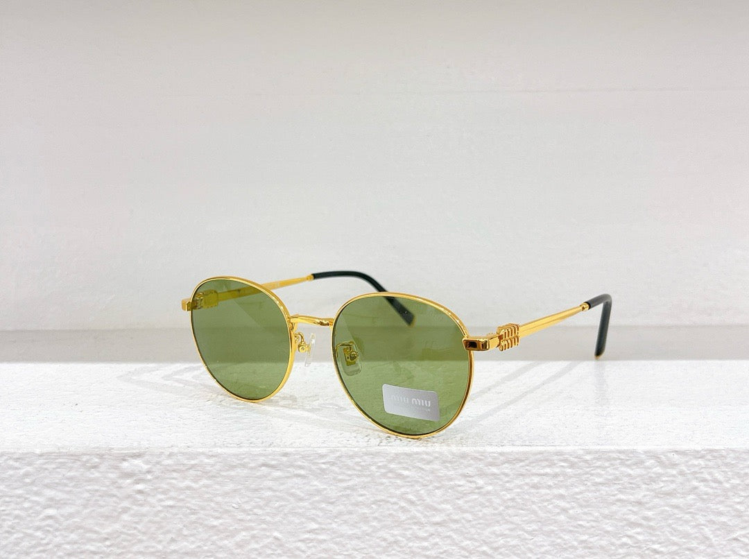 Grüne, schwarze und braune Sonnenbrille
