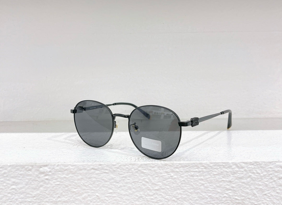 Grüne, schwarze und braune Sonnenbrille