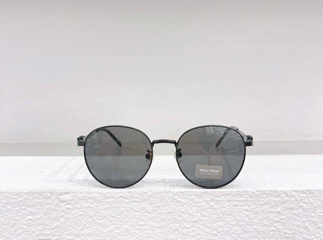 Grüne, schwarze und braune Sonnenbrille