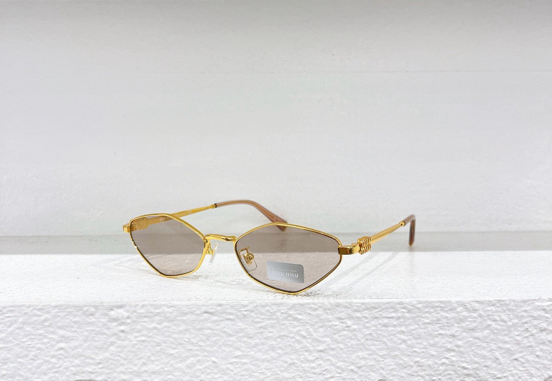 Schwarze, weiße und braune Sonnenbrille