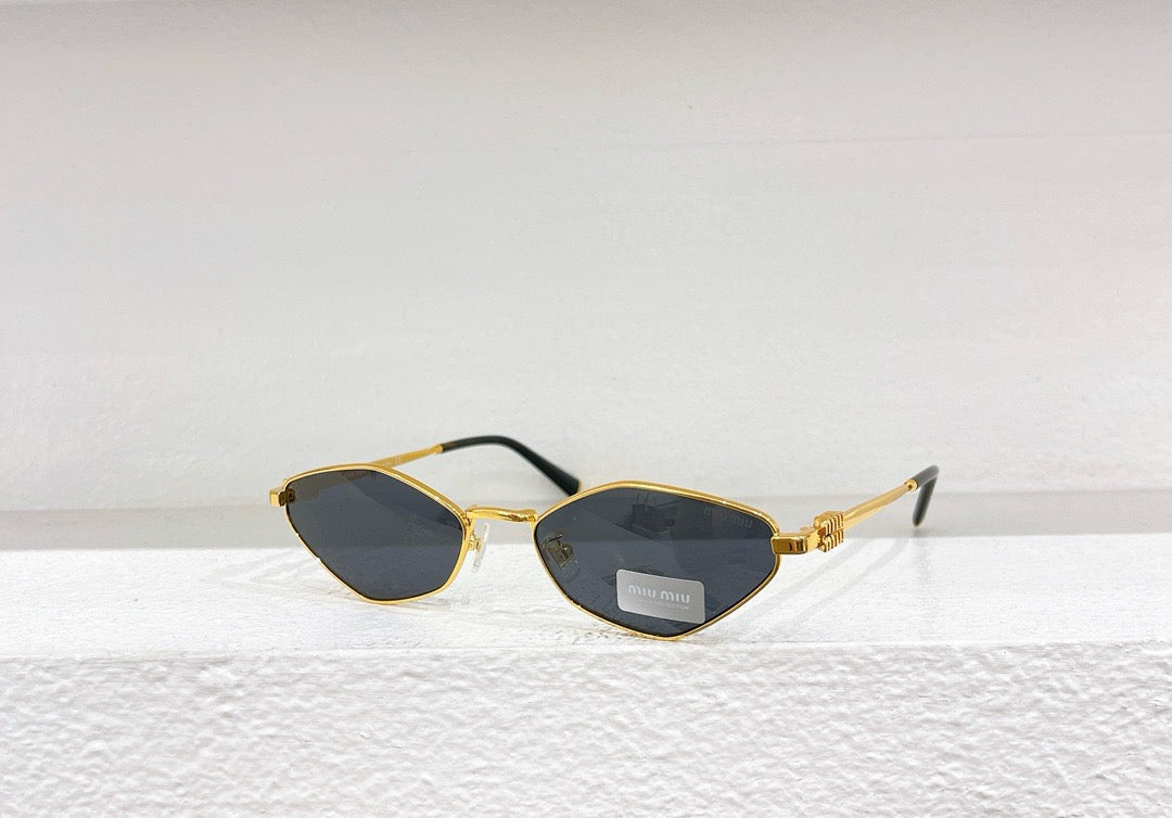 Schwarze, weiße und braune Sonnenbrille