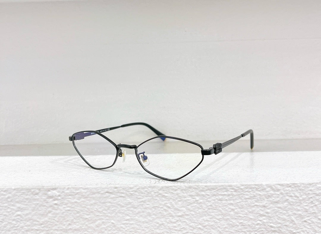 Schwarze, weiße und braune Sonnenbrille