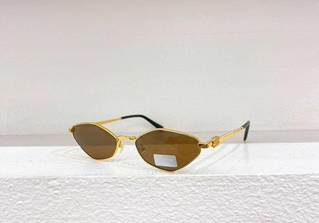 Schwarze, weiße und braune Sonnenbrille