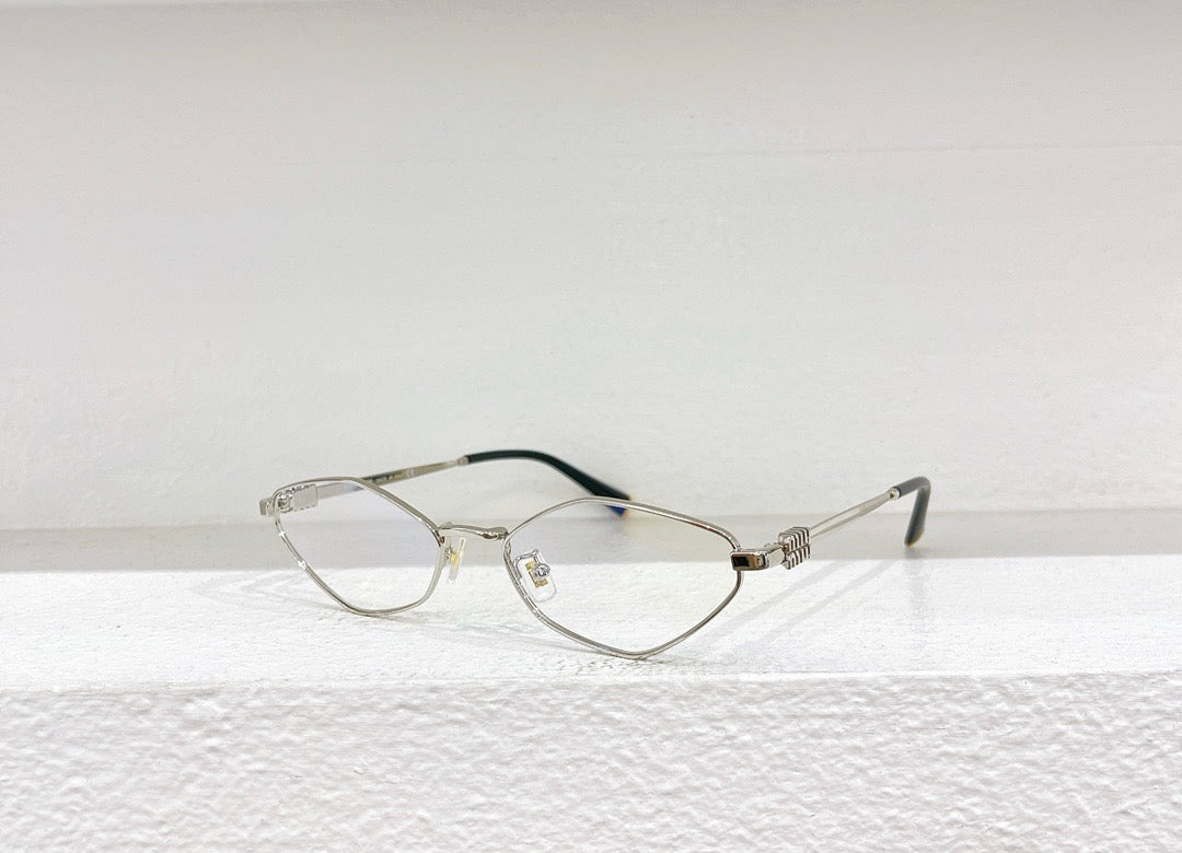 Schwarze, weiße und braune Sonnenbrille