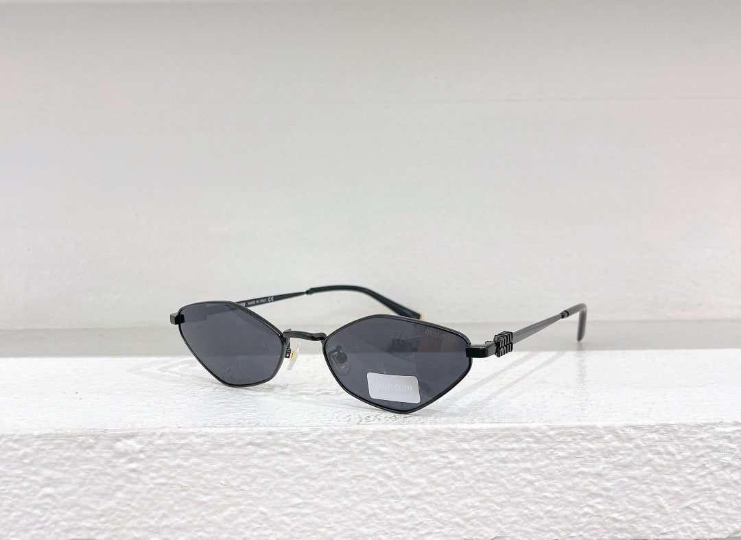 Schwarze, weiße und braune Sonnenbrille