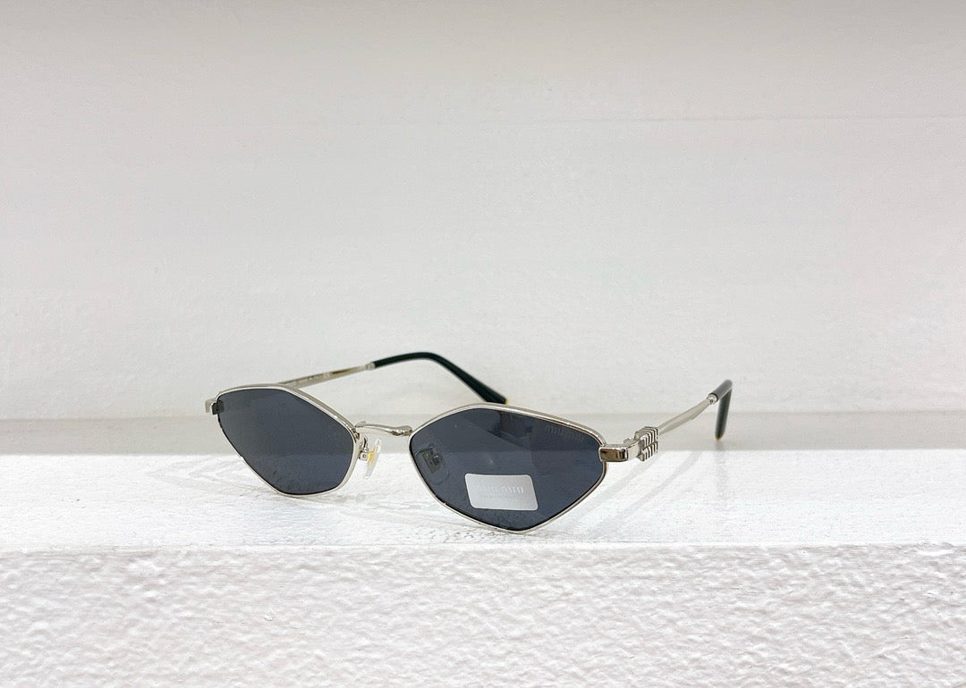 Schwarze, weiße und braune Sonnenbrille