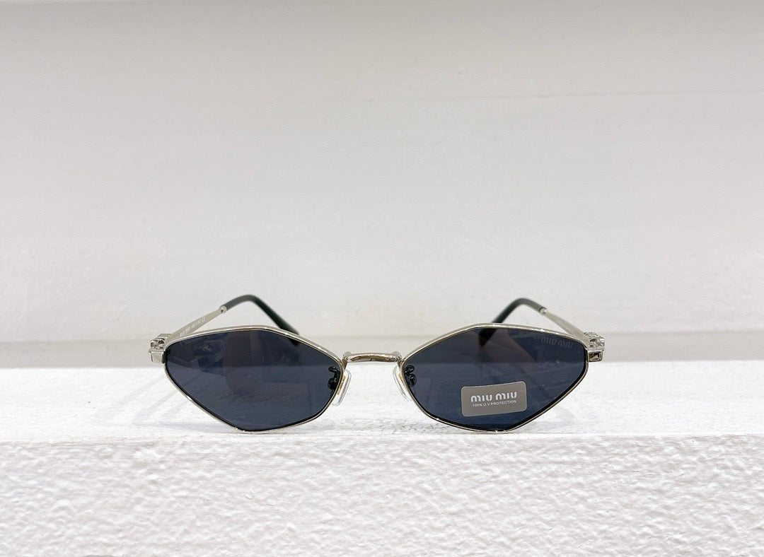Schwarze, weiße und braune Sonnenbrille