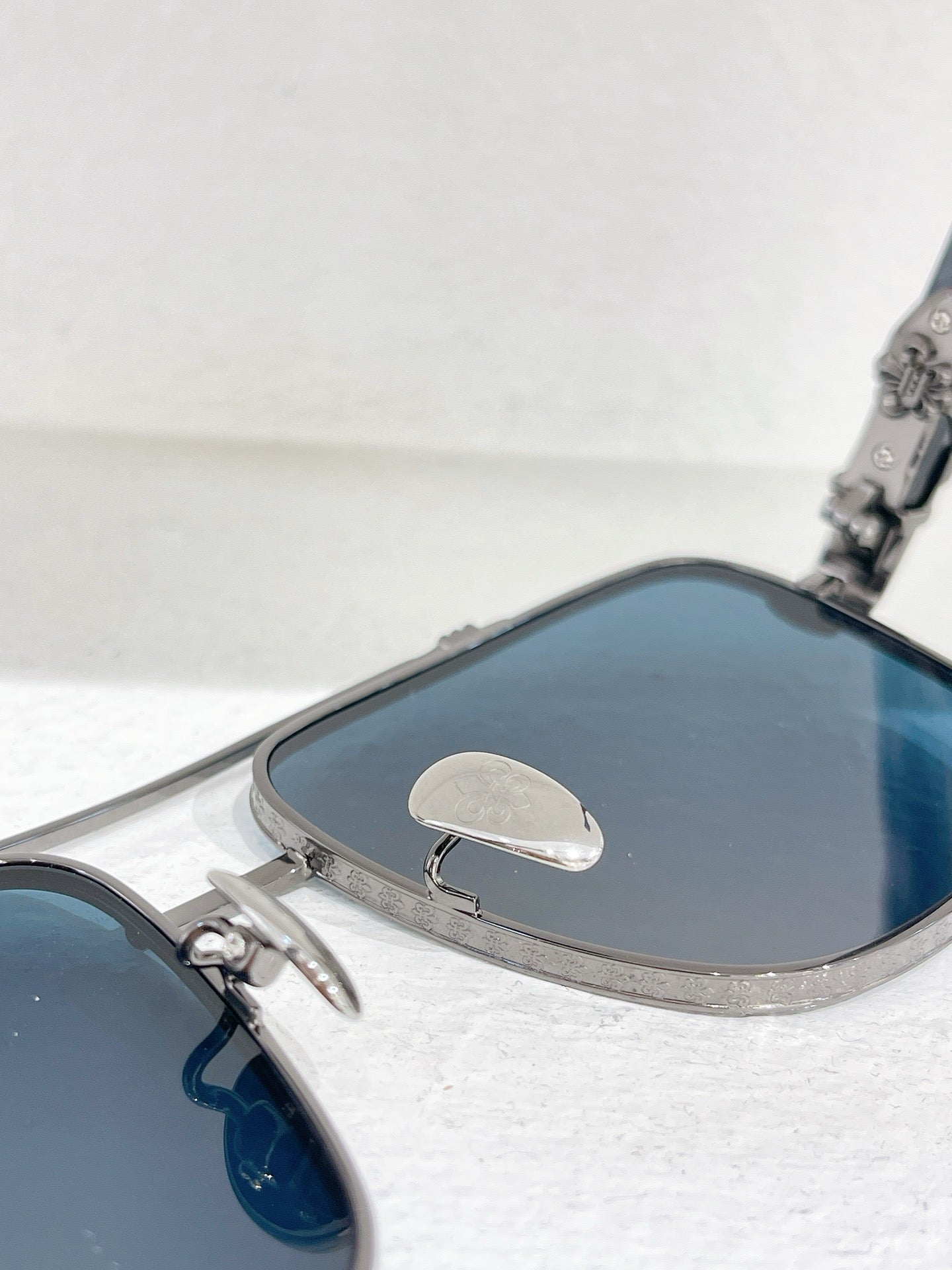 Blaue, braune und schwarze Sonnenbrille