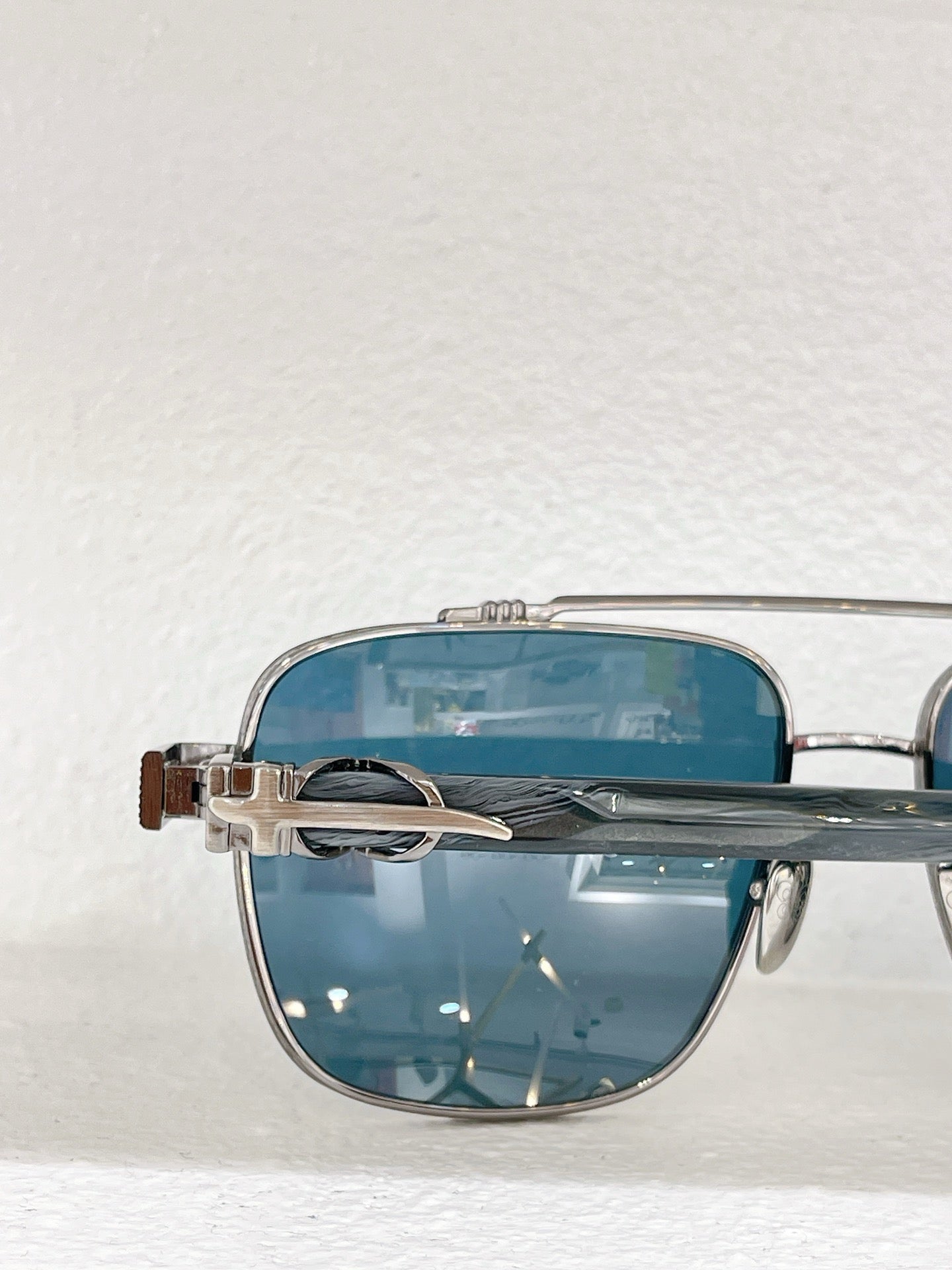 Blaue, braune und schwarze Sonnenbrille