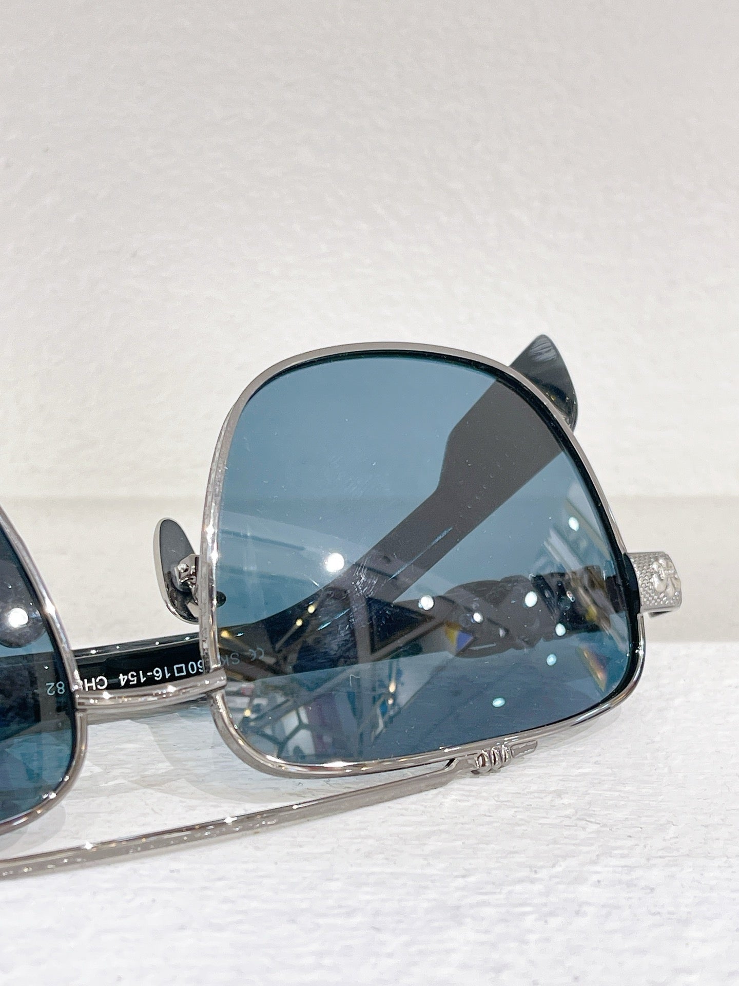 Blaue, braune und schwarze Sonnenbrille