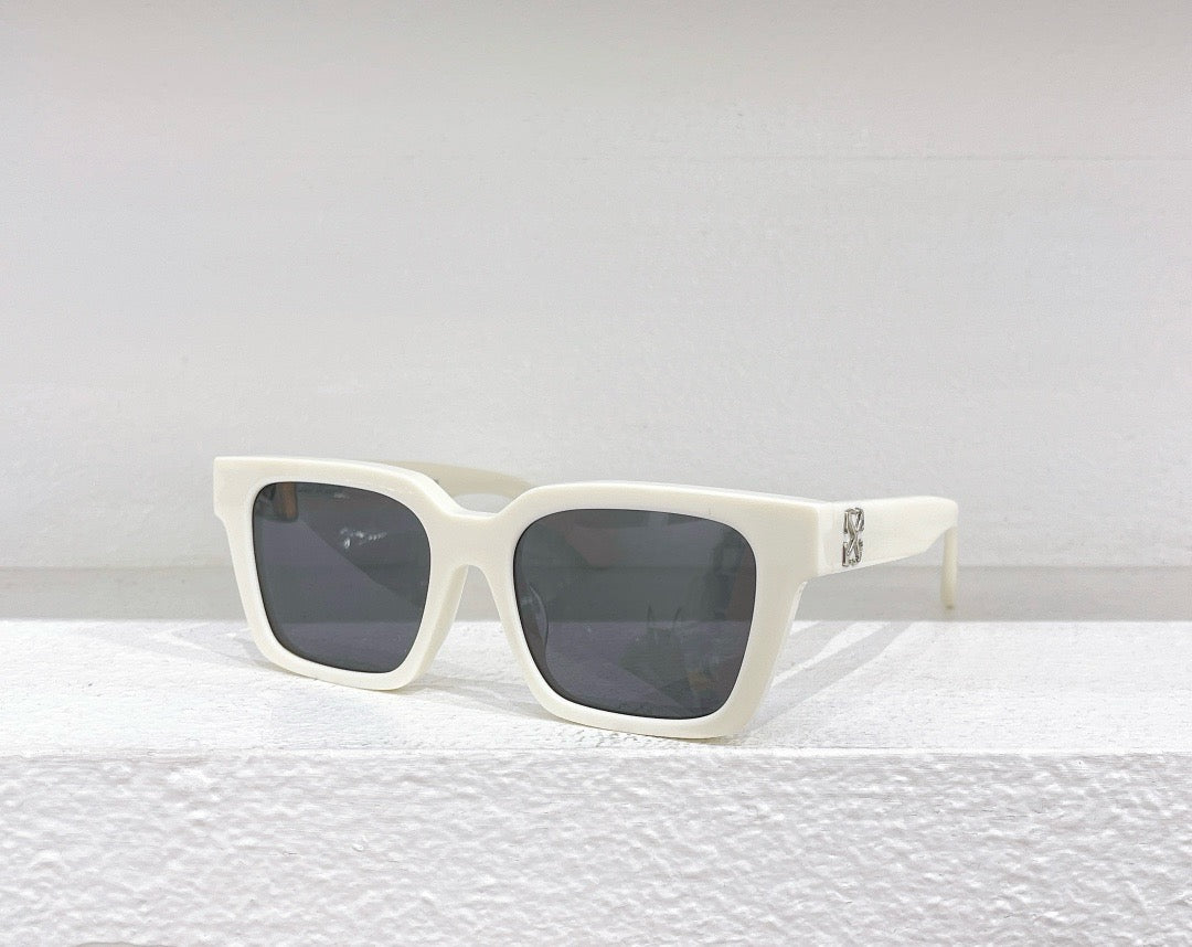 Weiße, braune, blaue und schwarze Sonnenbrille