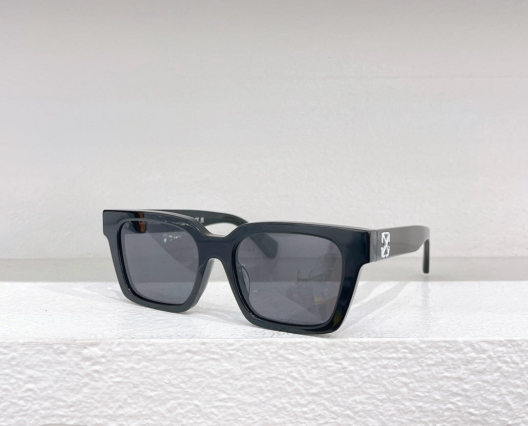 Weiße, braune, blaue und schwarze Sonnenbrille