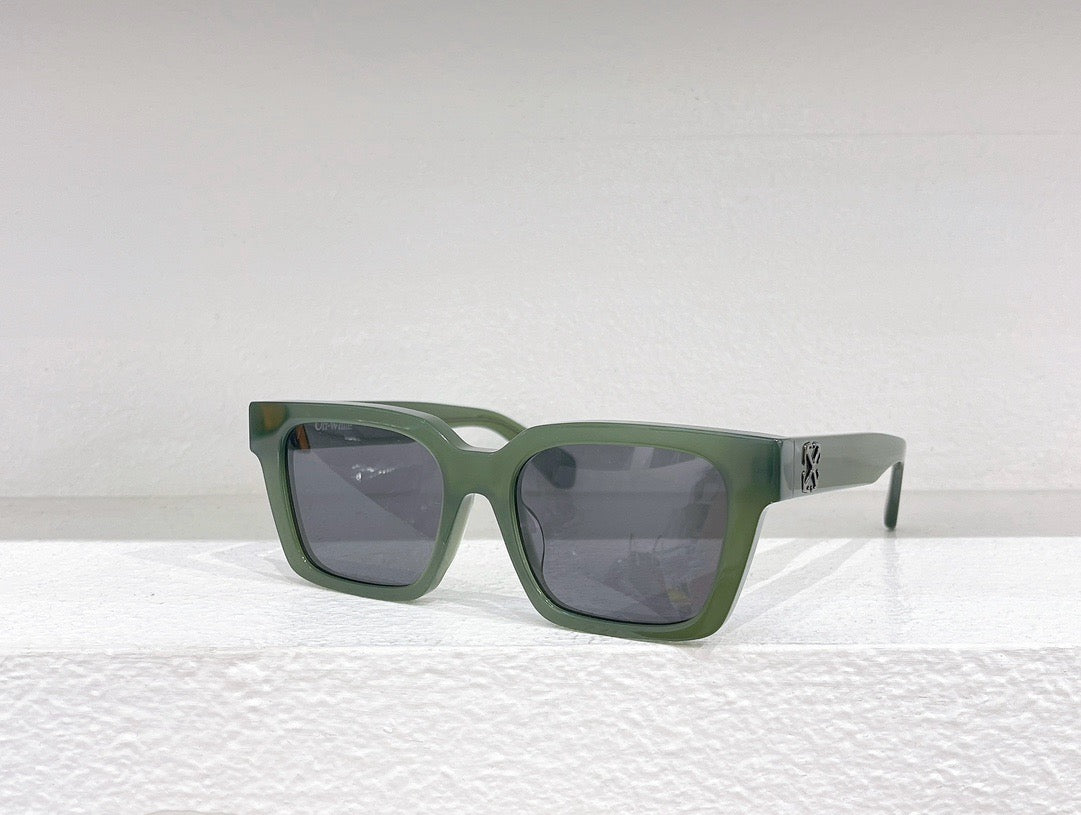 Weiße, braune, blaue und schwarze Sonnenbrille