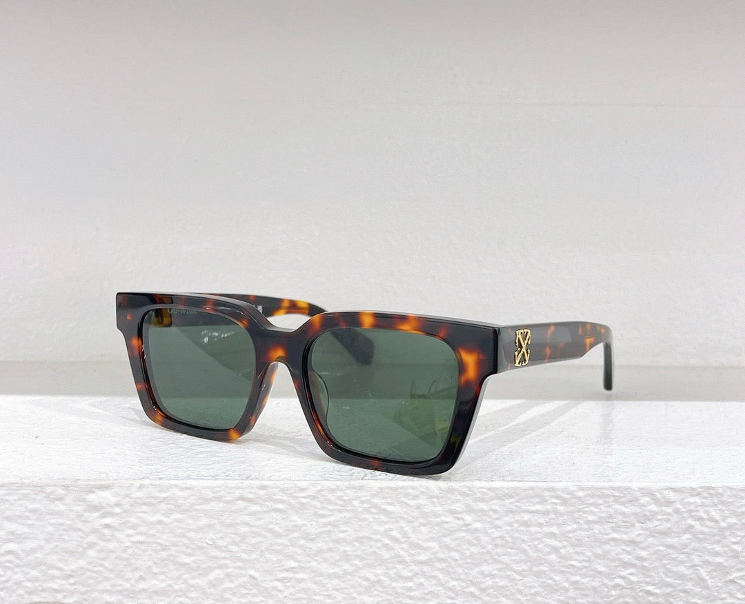 Weiße, braune, blaue und schwarze Sonnenbrille