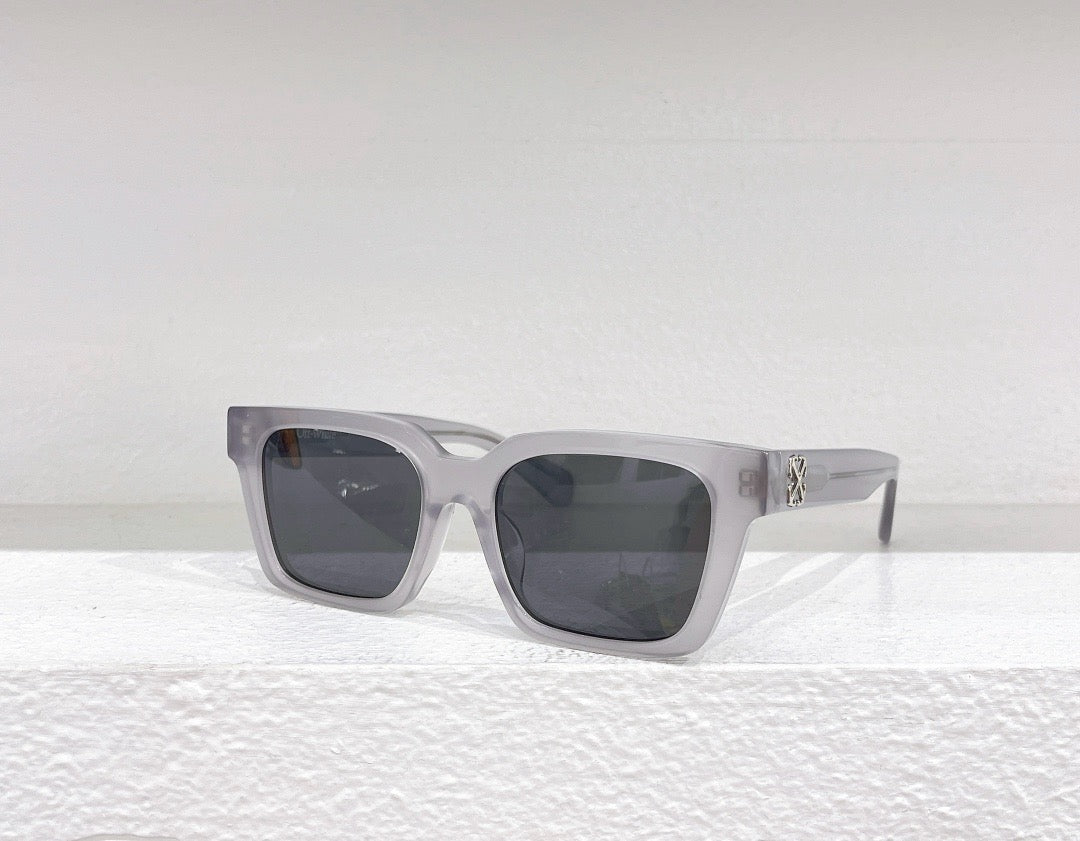 Weiße, braune, blaue und schwarze Sonnenbrille