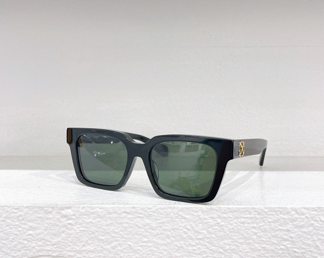 Weiße, braune, blaue und schwarze Sonnenbrille