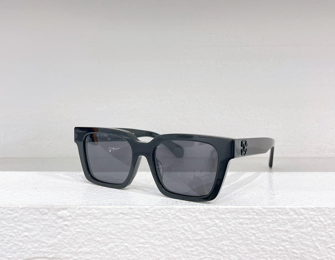 Weiße, braune, blaue und schwarze Sonnenbrille