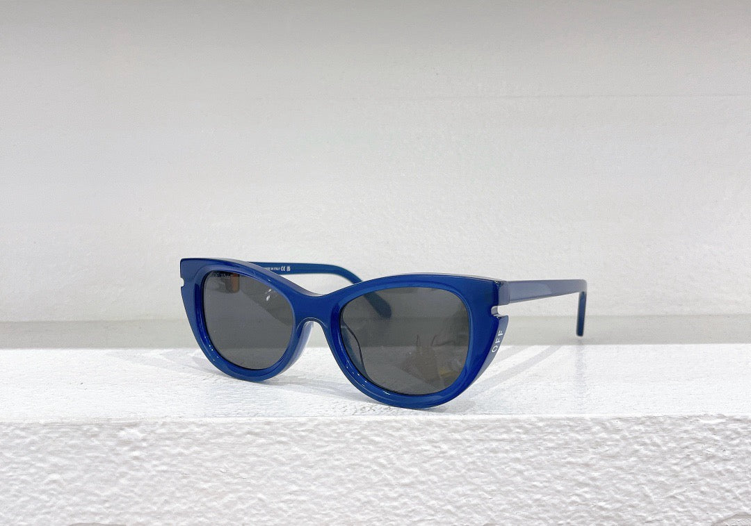 Blaue, rote, weiße und schwarze Sonnenbrille