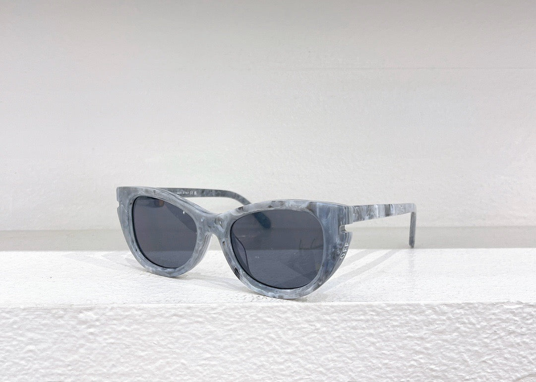 Blaue, rote, weiße und schwarze Sonnenbrille