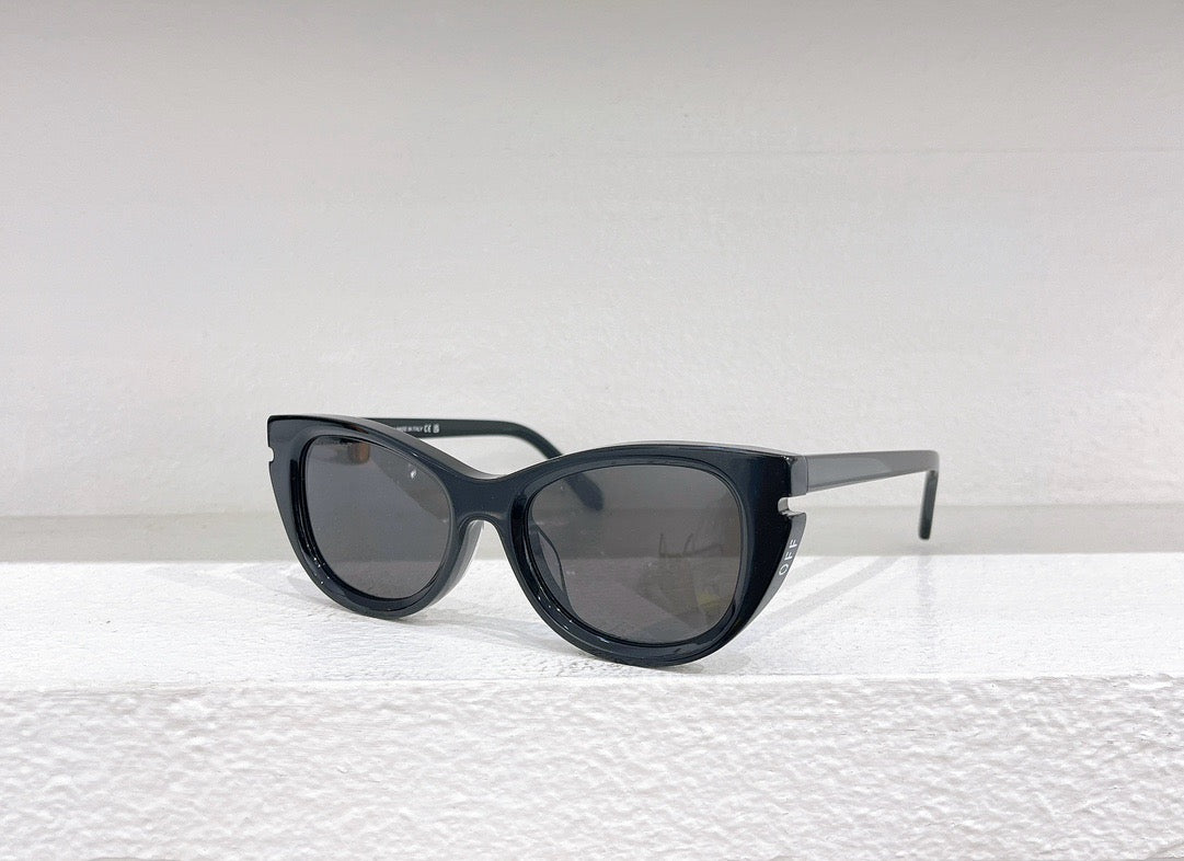 Blaue, rote, weiße und schwarze Sonnenbrille