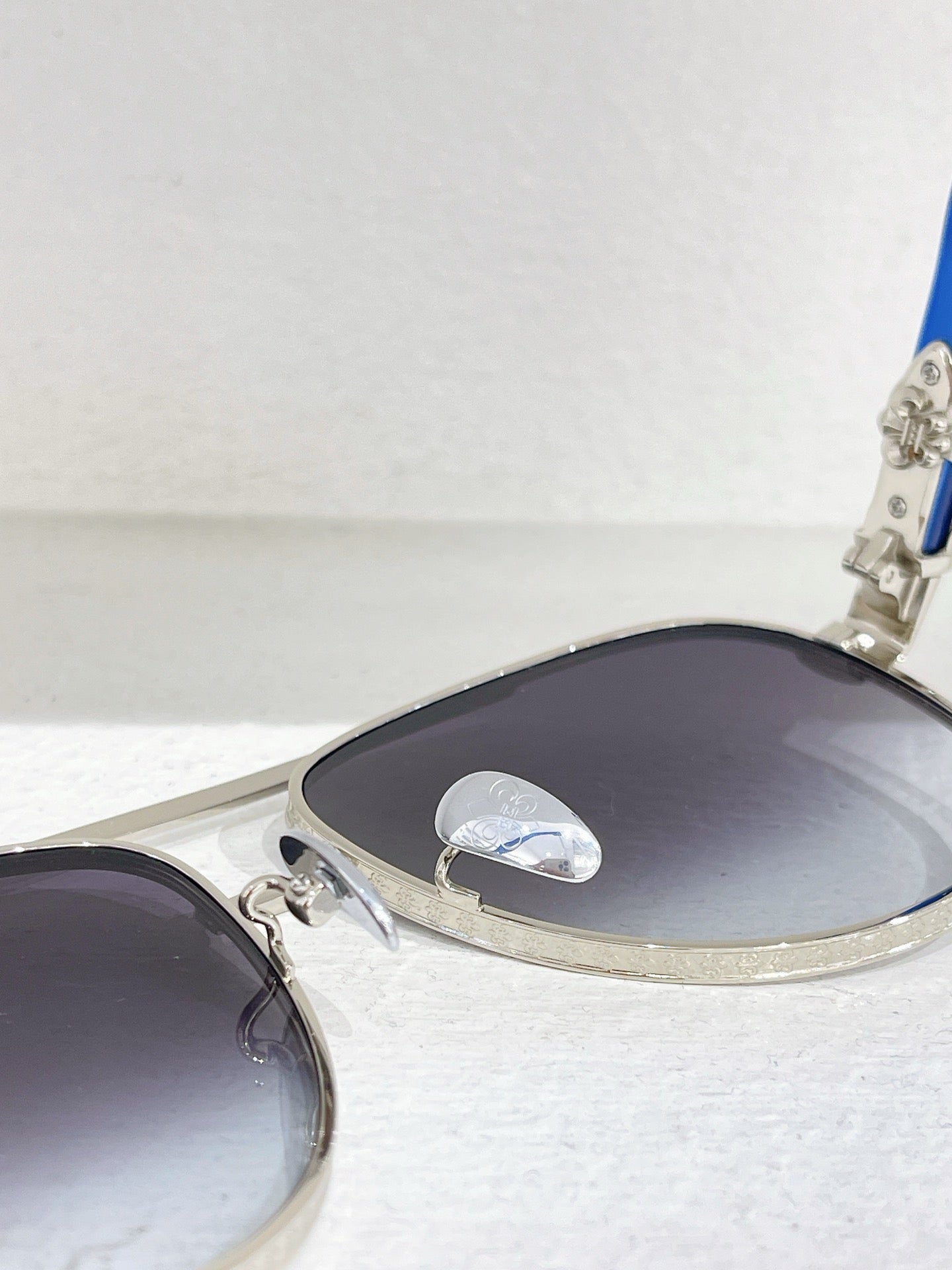 Schwarze, braune und blaue Sonnenbrille