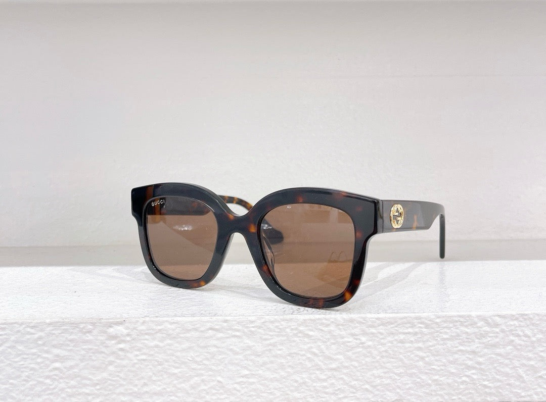 Schwarze, braune und blaue Sonnenbrille