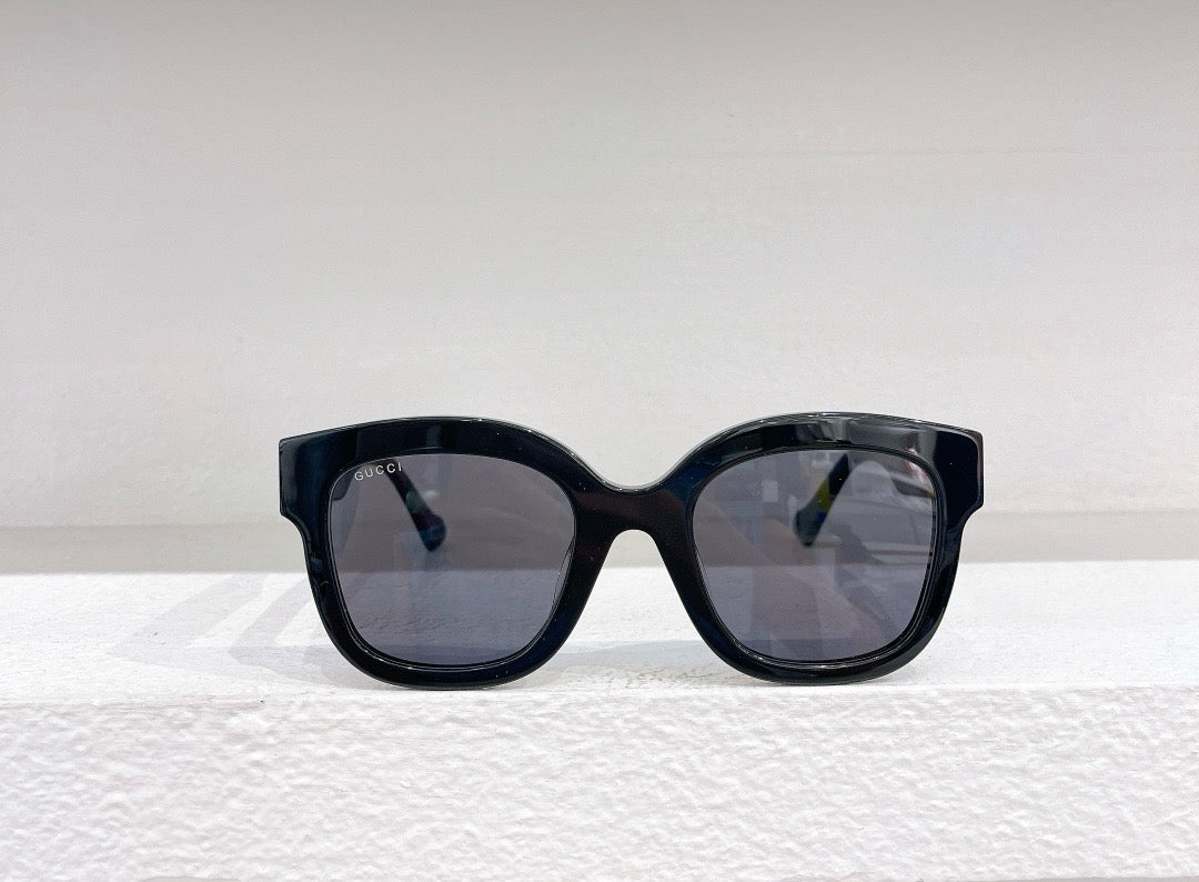 Schwarze, braune und blaue Sonnenbrille