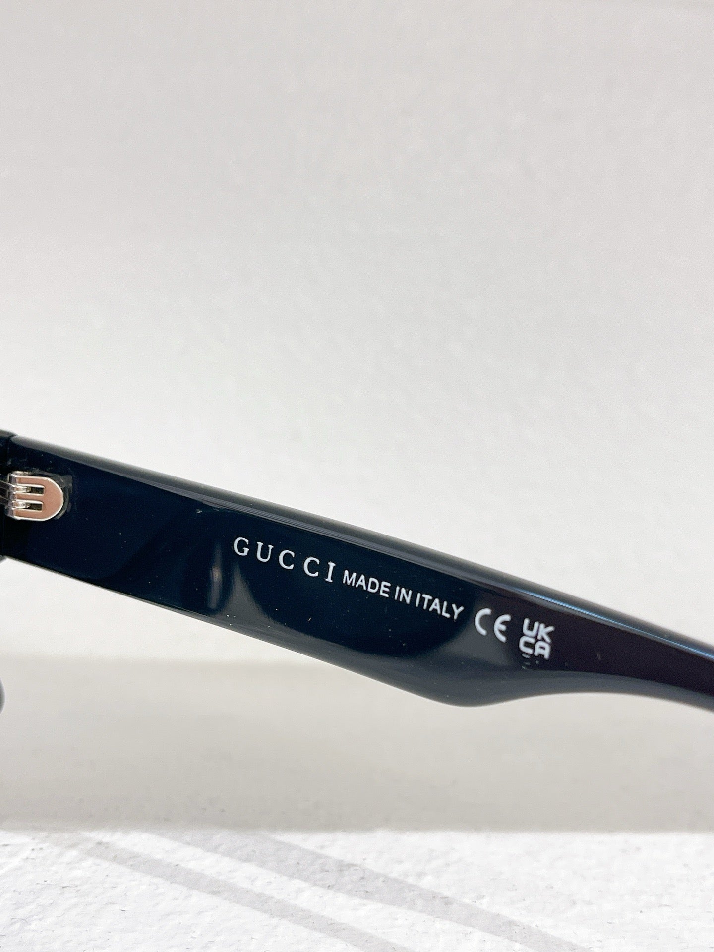 Schwarze, braune und blaue Sonnenbrille