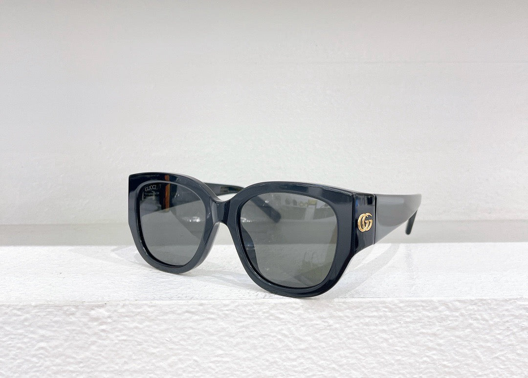 Schwarz-weiße Sonnenbrille