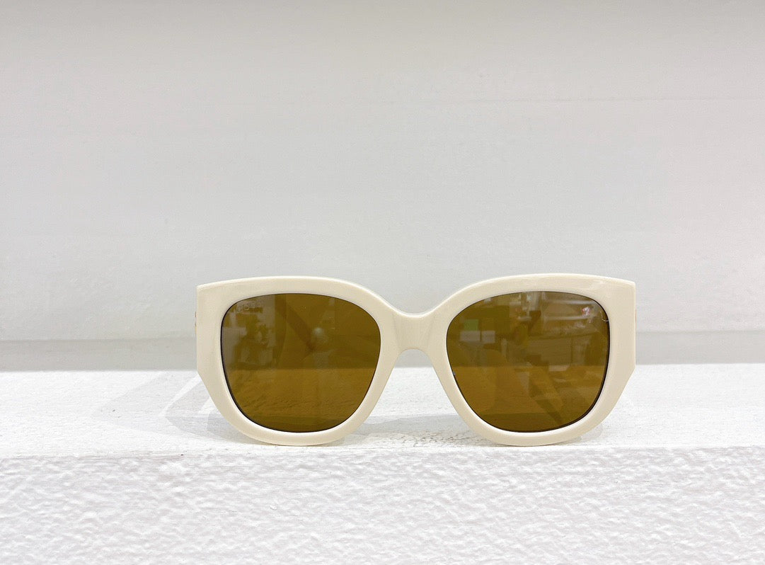 Schwarz-weiße Sonnenbrille