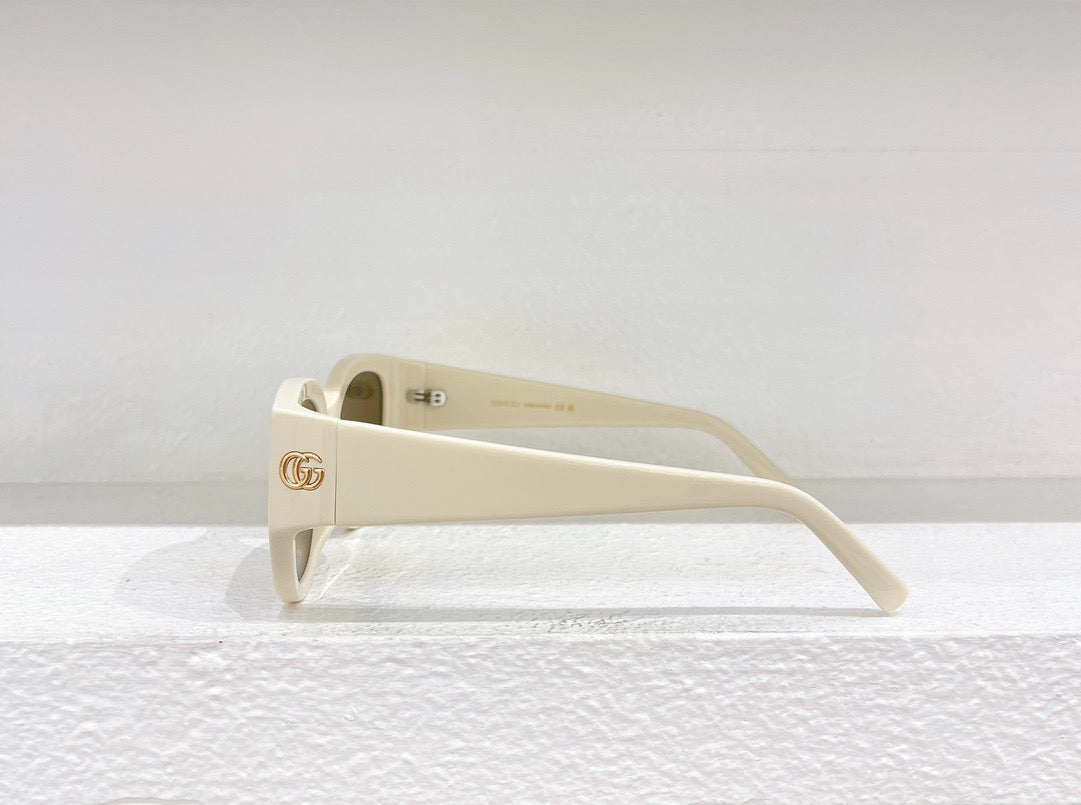 Schwarz-weiße Sonnenbrille
