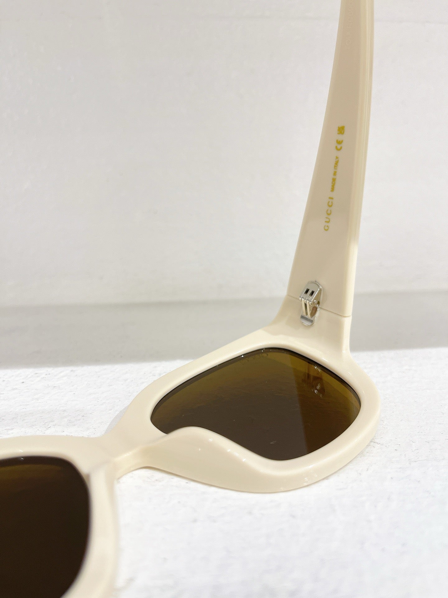 Schwarz-weiße Sonnenbrille